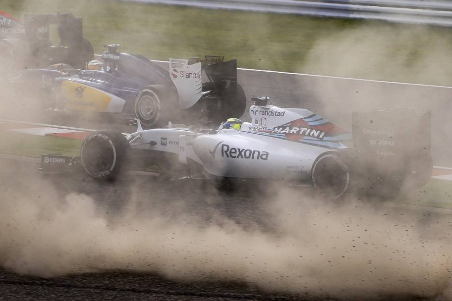 Formula Uno GP del Giappone. La Williams di Felipe Massa finisce fuori pista durante la lotta per la posizione con il pilota della Sauber Marcus Ericsson. Suzuka. (Epa)
